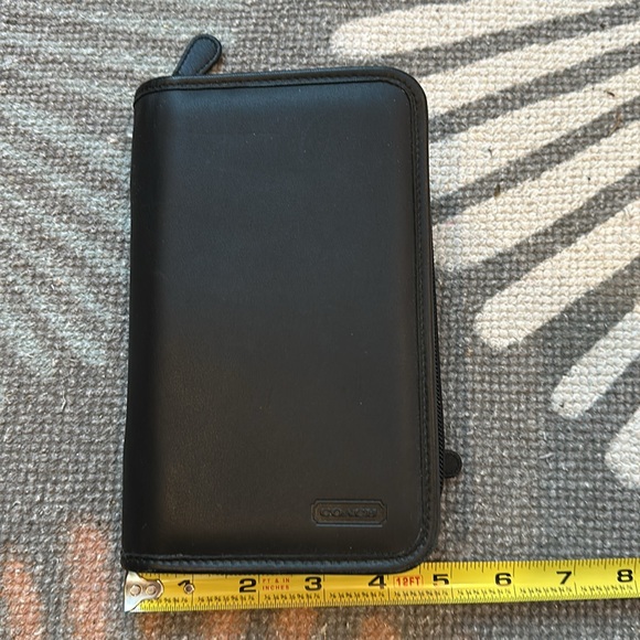 COACH BLACK LEATHER ZIP-AROUND TRAVEL WALLET - Picture 2 of 7